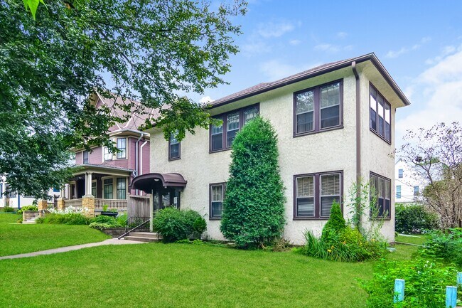 Building Photo - 969 St Clair Ave