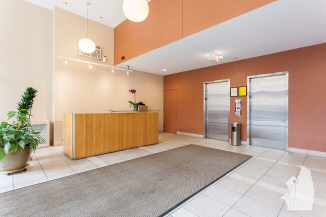 Foto del edificio - 2740 N Pine Grove Ave
