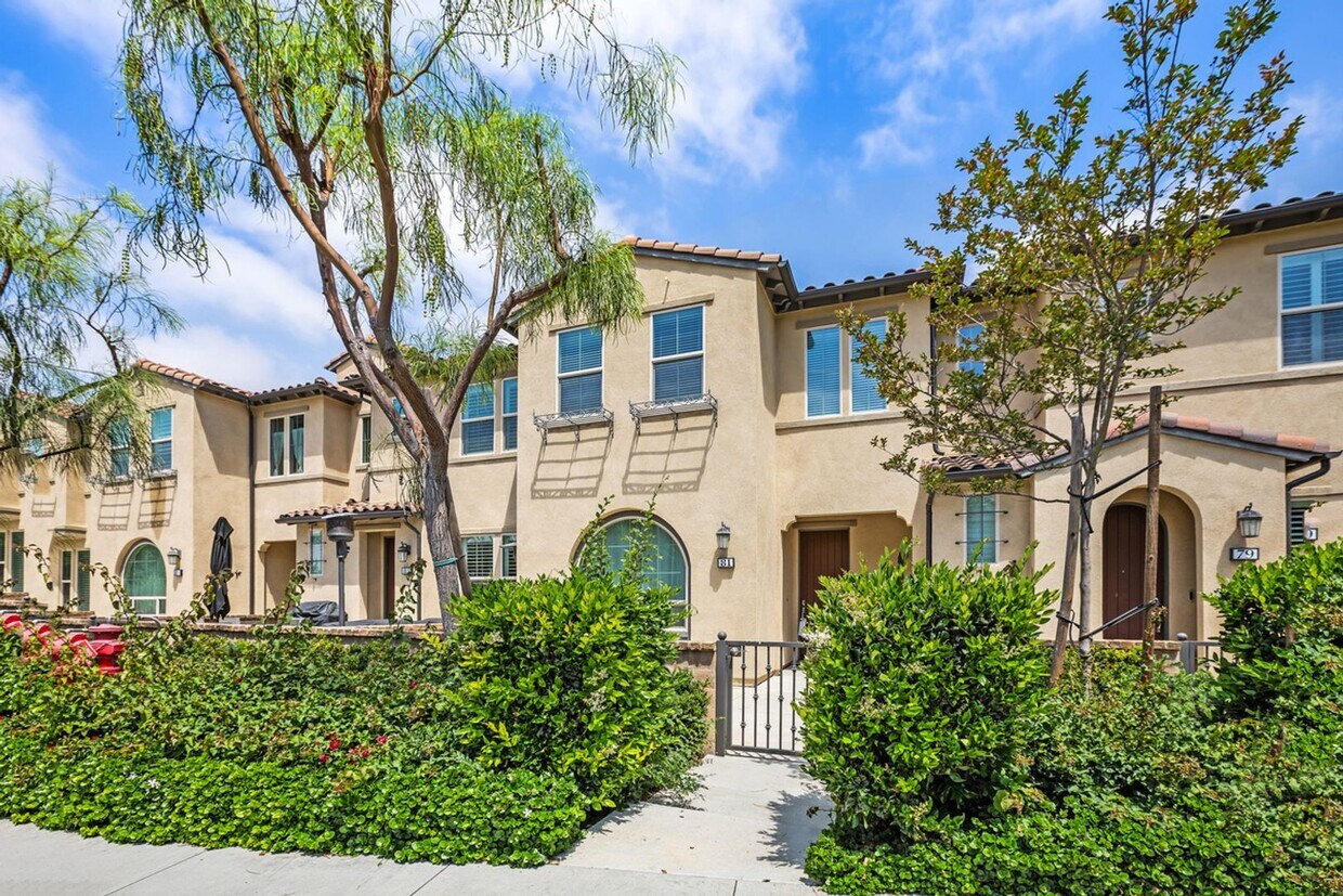 Foto principal - Beautiful Townhome in Desirable Neighborhood!