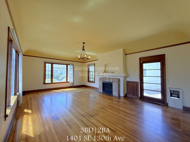 MOVE IN SPECIAL! ONE MONTH FREE! Timeless SE Portland 3 Bed Home w/Backyard, Hardwood Floors, & B... - MOVE IN SPECIAL! ONE MONTH FREE! Timeless SE Portland 3 Bed Home w/Backyard, Hardwood Floors, & B...