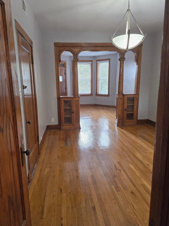Building Photo - 919 N Leavitt St