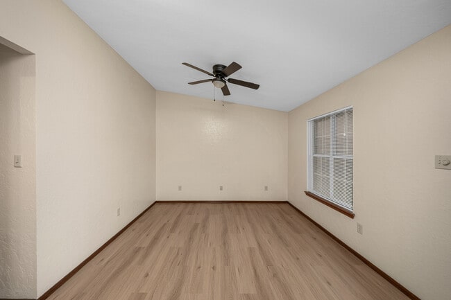 Building Photo - 6111 NW Maple Ave