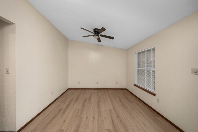 Foto del edificio - 6111 NW Maple Ave