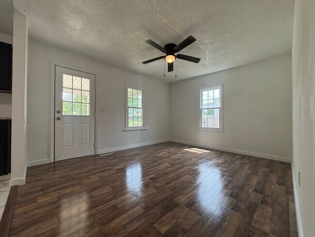 Building Photo - Remodeled 3 bedroom 2 full bathroom home!