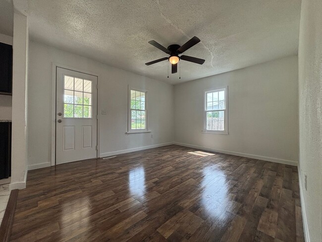 Foto del edificio - Remodeled 3 bedroom 2 full bathroom home!