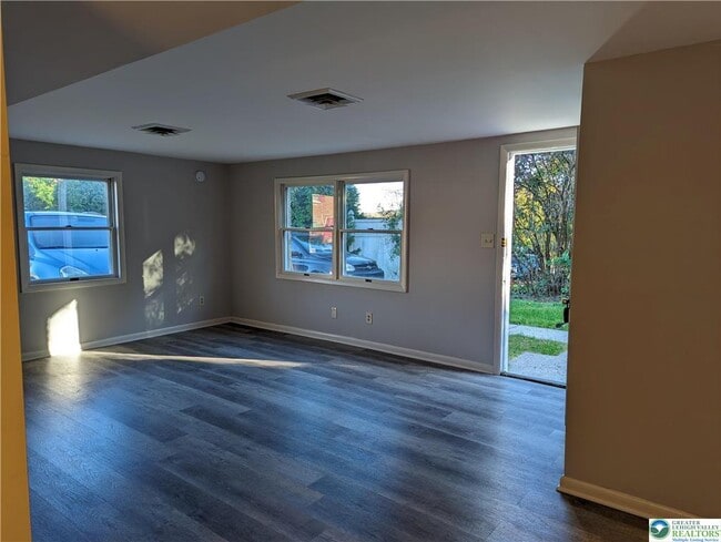 Foto del edificio - 118 E Hillcrest Ln