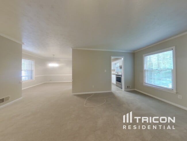 Building Photo - 611 Greenview Ave SE