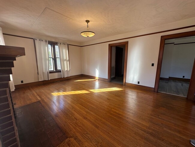 Building Photo - 3 Bedroom / 1.5 Bath Brick Home on 1.4 Acres  Blountville TN