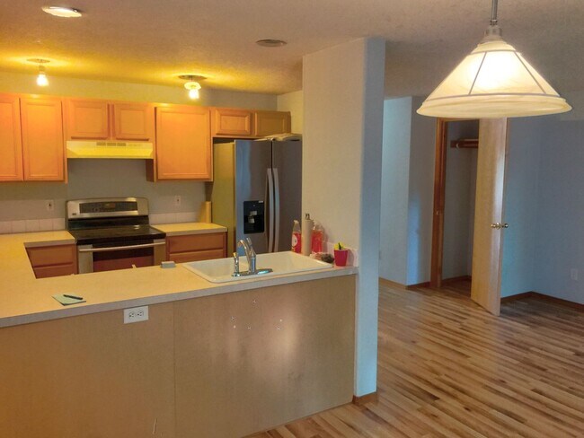 Building Photo - Powellhurst Renovated 3 Bedroom with AC, Garage, Fenced Backyard