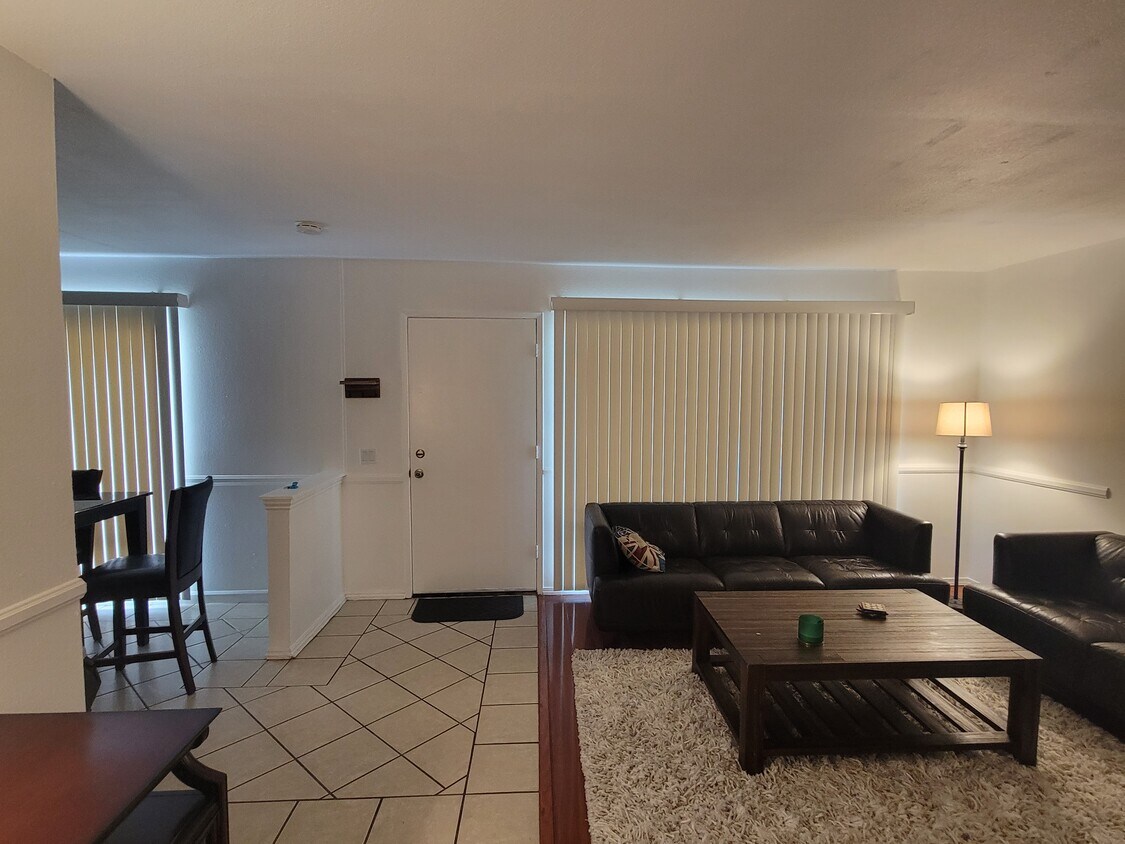 Foto principal - 1811 E Grand Ave