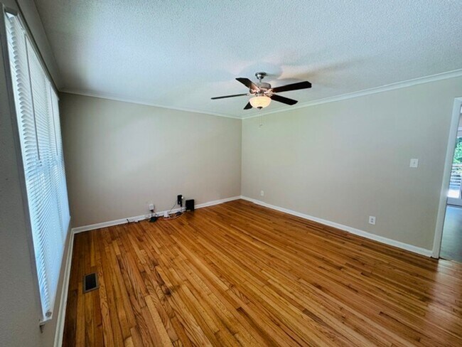 Foto del edificio - Remodeled ranch with fenced in yard!