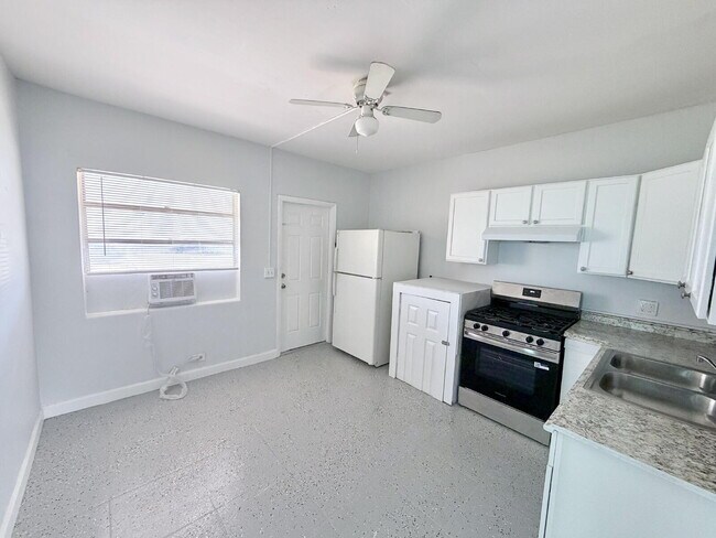Building Photo - "Charming 2-Bed Oasis in West Palm Beach"