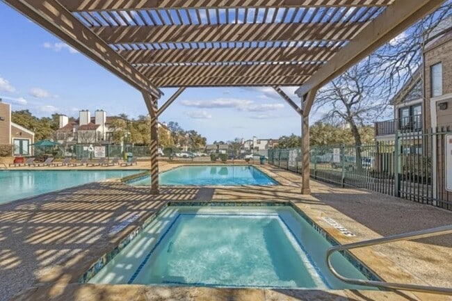 Foto del edificio - 2304 Balsam Dr