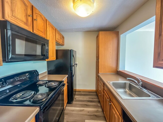 Foto del edificio - Hamden 2-Bed Condo W/ In-Unit Laundry!