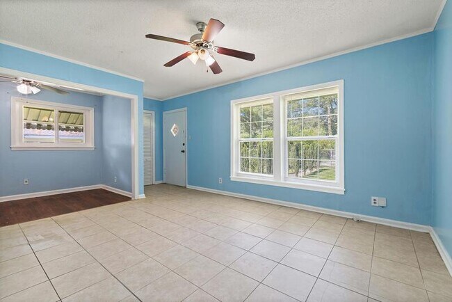 Building Photo - 701 Farnell Ln