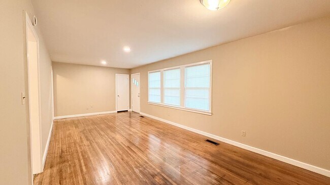 Building Photo - 1002 Evins St