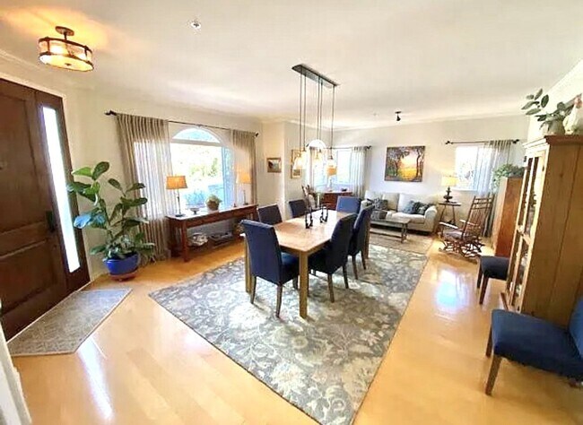 Foto del edificio - Stunning 4 Bed/2.5 Bath Home in highly desirable Spanish Oaks Neighborhood