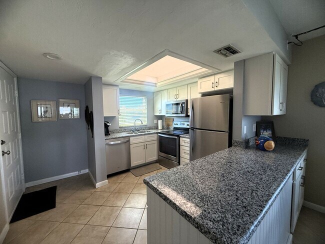 Foto del edificio - SEASONAL BEACH ACCESS 2/2 CONDO ON FT. MYERS BEACH!!!