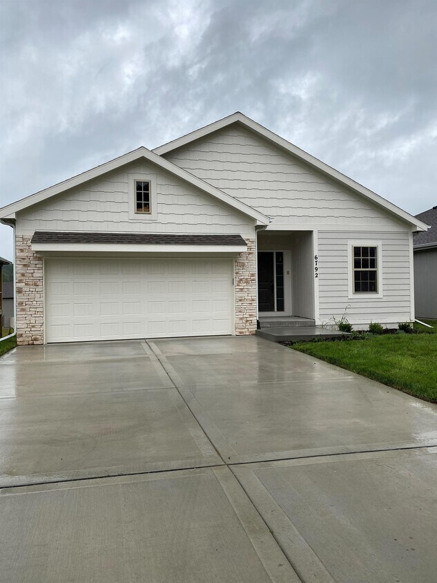 6792 Prairie Ln, Weatherby Lake, MO 64152 House Rental in Weatherby