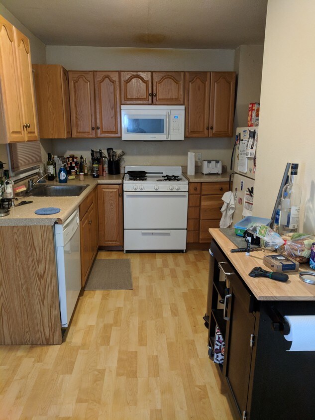 Nice large kitchen with dishwasher - 721 Wilson Ave