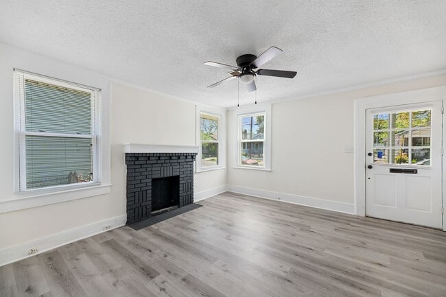 Building Photo - Charming Urban Living