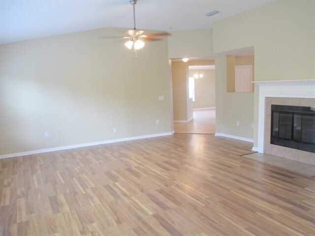 Foto del edificio - 2438 Tyson Lake Dr