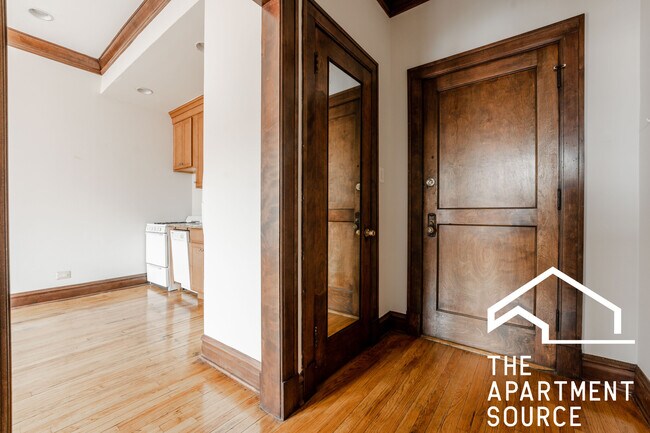 Building Photo - 4755 N Sawyer Ave