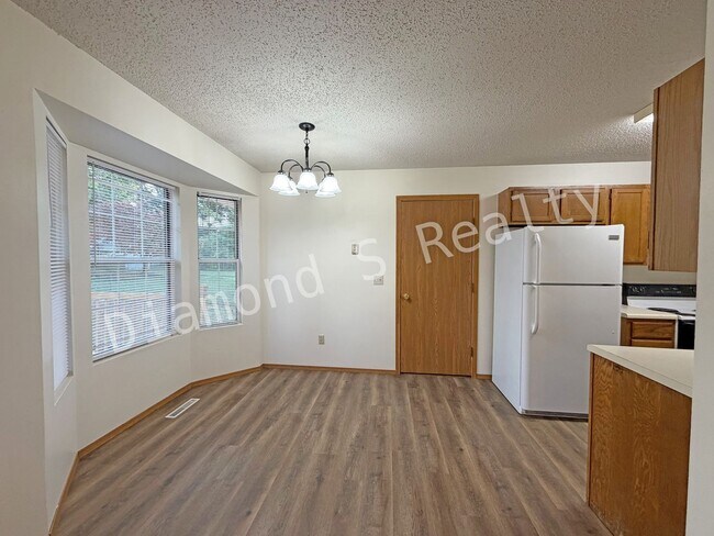 Building Photo - 3 Bed / 1.5 Bath Home - Great South Spring...
