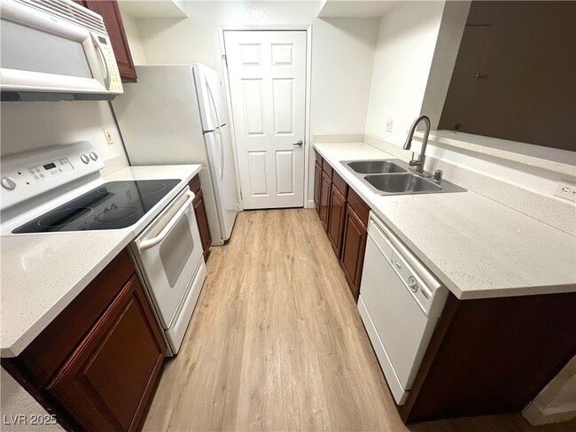 Foto del edificio - 6800 E Lake Mead Blvd