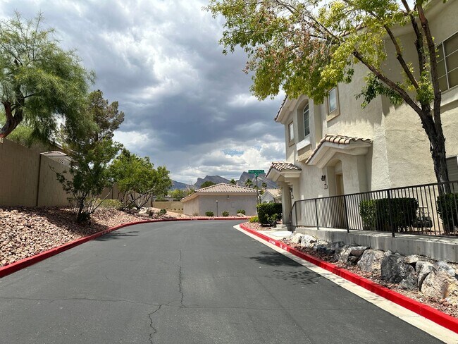 Foto del edificio - Summerlin Stunner!!
