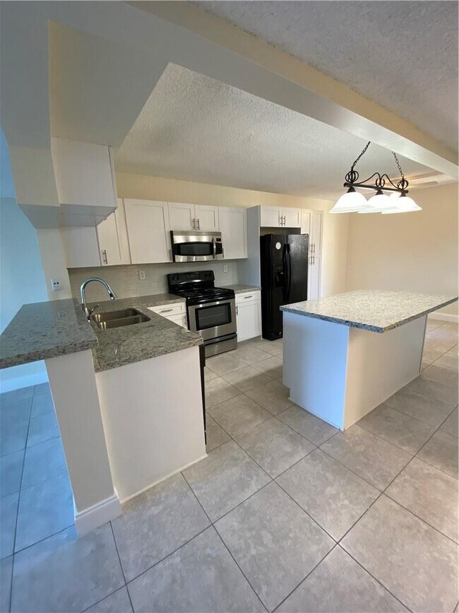 Foto del edificio - 8401 W Sample Rd