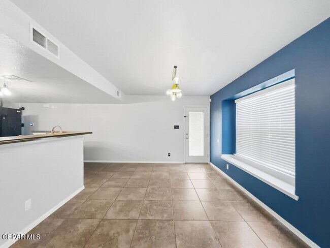 Foto del edificio - 13265 New Britton Dr