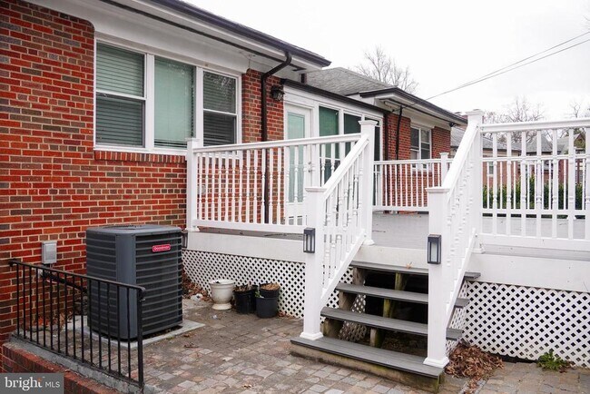 Foto del edificio - 1633 Kalmia Rd NW