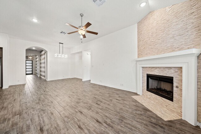 Foto del edificio - Charming Home Awaits: Spacious & Modern Li...