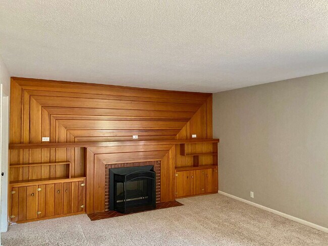 Foto del edificio - Stunning 4-Bedroom Home with Spacious Bedrooms Available for Summer 2026 Pre-Lease