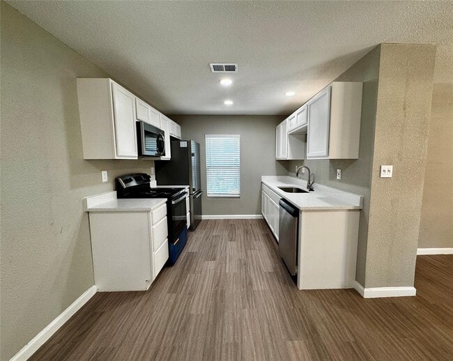 Foto del edificio - 206 W N Loop Blvd