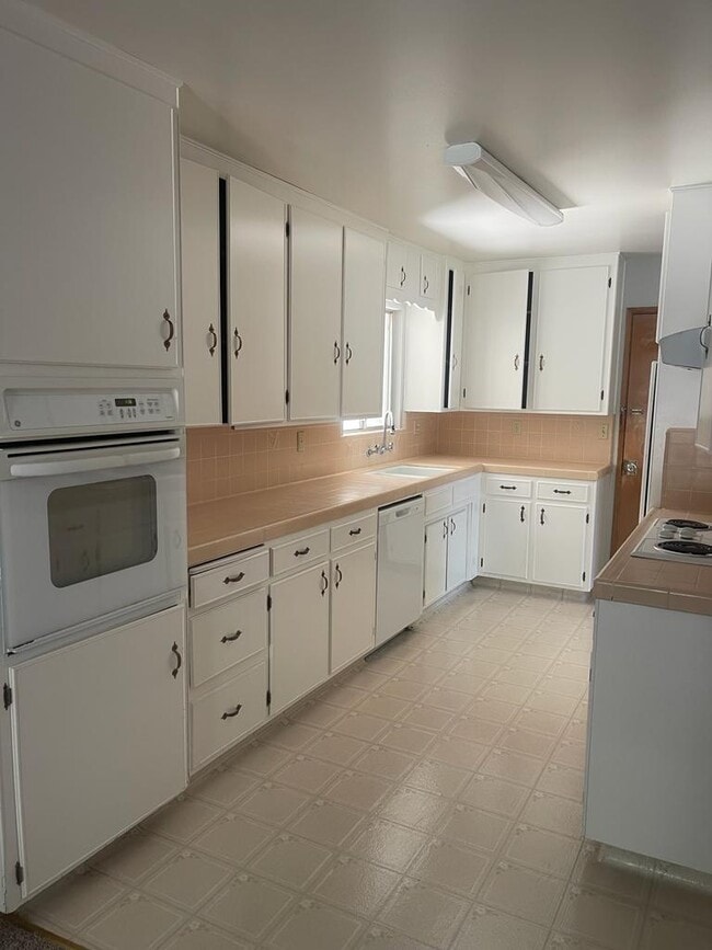 Building Photo - 1004 Wellington Dr