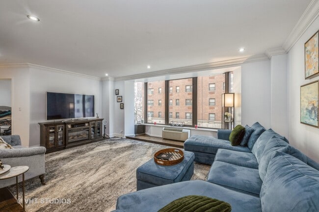 Building Photo - 40 E Delaware Pl