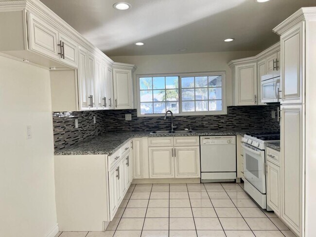 Building Photo - 2131 Beaufort Dr