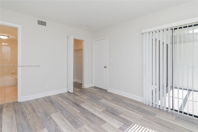 Foto del edificio - 5060 SW 64th Ave