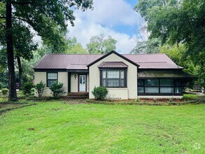 Building Photo - 3960 Hickory Dr