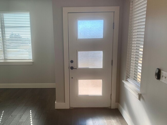 Building Photo - 3 Bed 2.5 Bath Modern Townhome Close to Do...