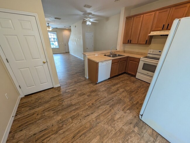 Building Photo - For Rent- 2 Bed 2 And