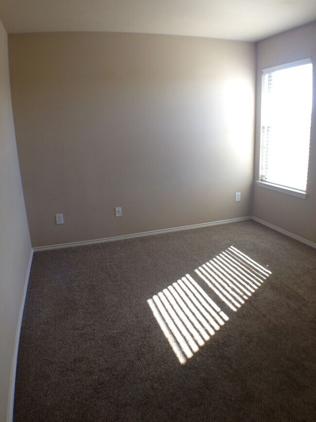 Foto del edificio - Beautiful 3 Bedroom, 2.5 Bath duplex located in Woodland Estates!