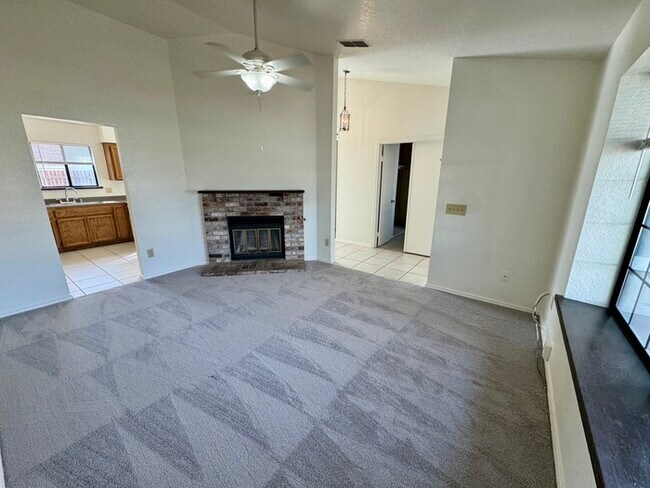 Building Photo - Nice 4/2 home in Sacramento-4920 Hinchman Way