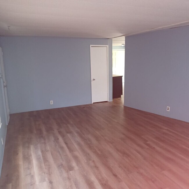 Foto del edificio - 3 BR 2 BA mobile home on half an acre