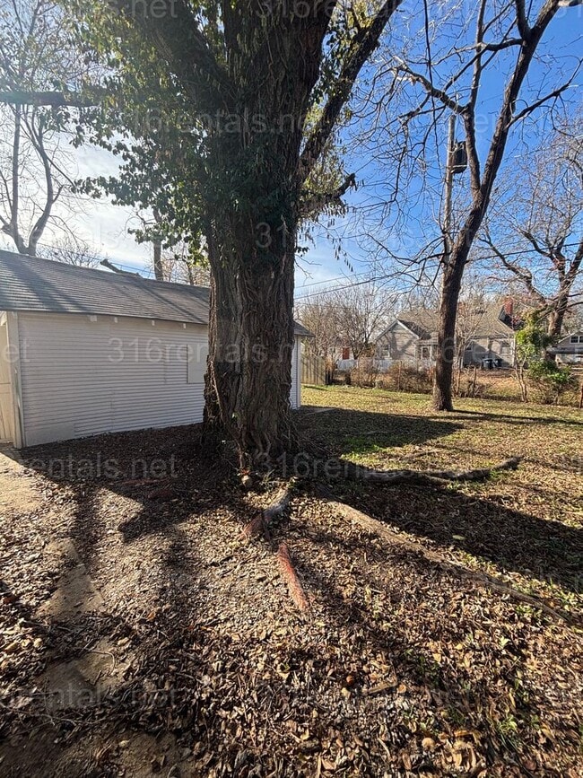 Building Photo - 2 bedroom 1 bath available NOW!