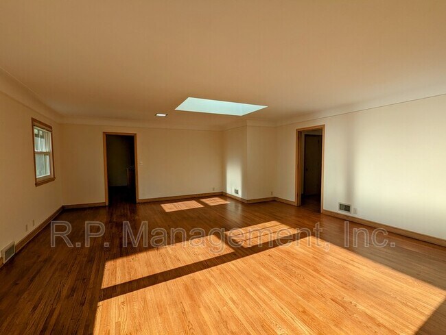 Foto del edificio - 2111 Irving Ave S