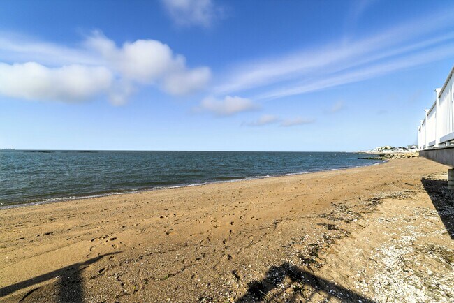 Foto del edificio - 62 Cosey Beach Ave