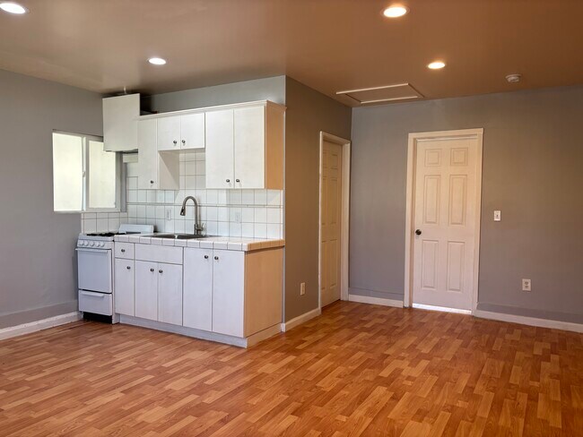Foto del edificio - 6327 Calvin Ave